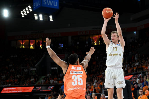 动让庄重场 动让庄重场