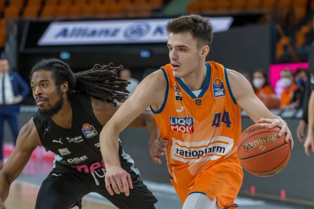 卡塔尔与阿 卡塔尔与阿